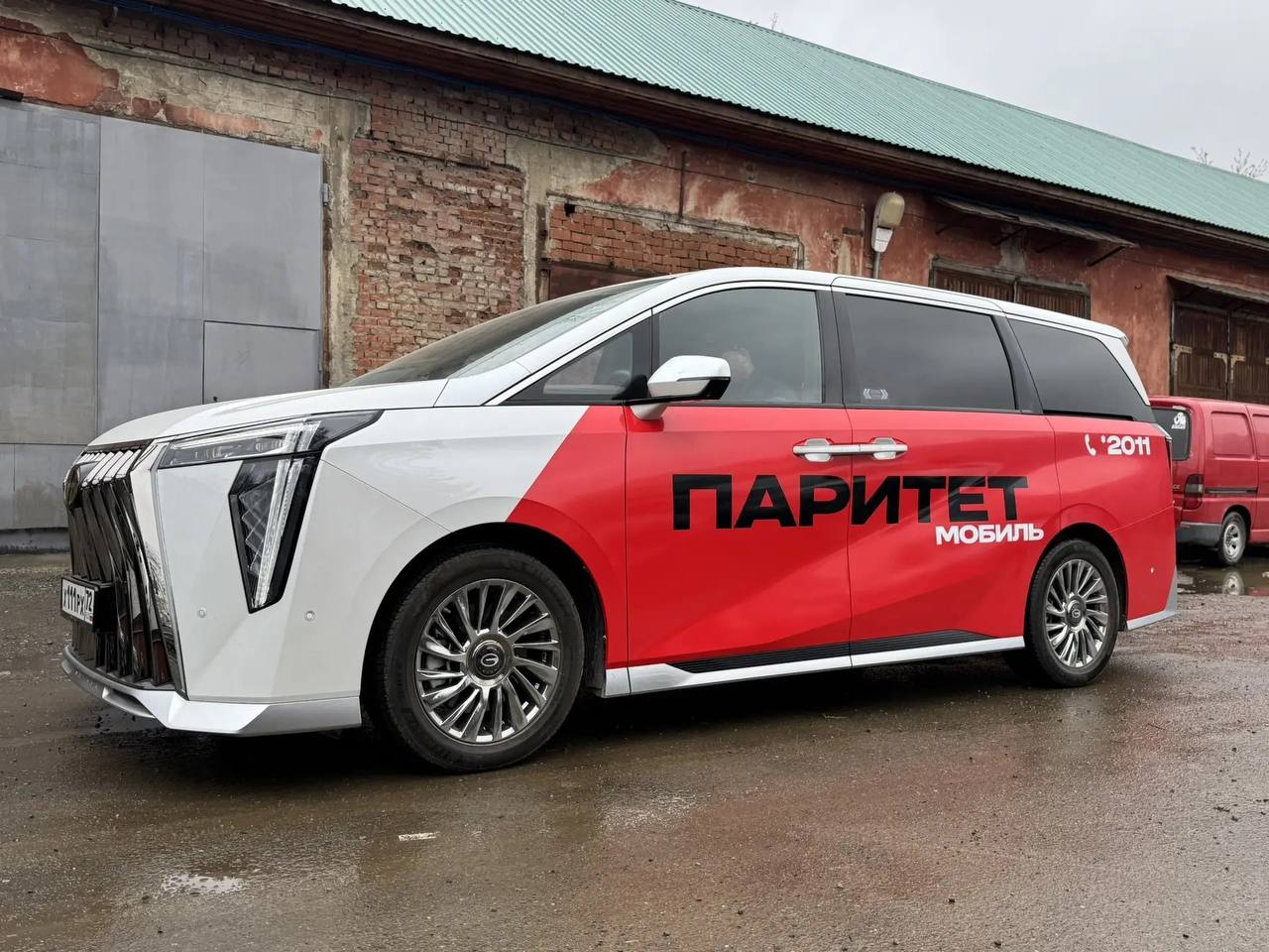 Левый борт «Паритетмобиля» с названием и номером телефона