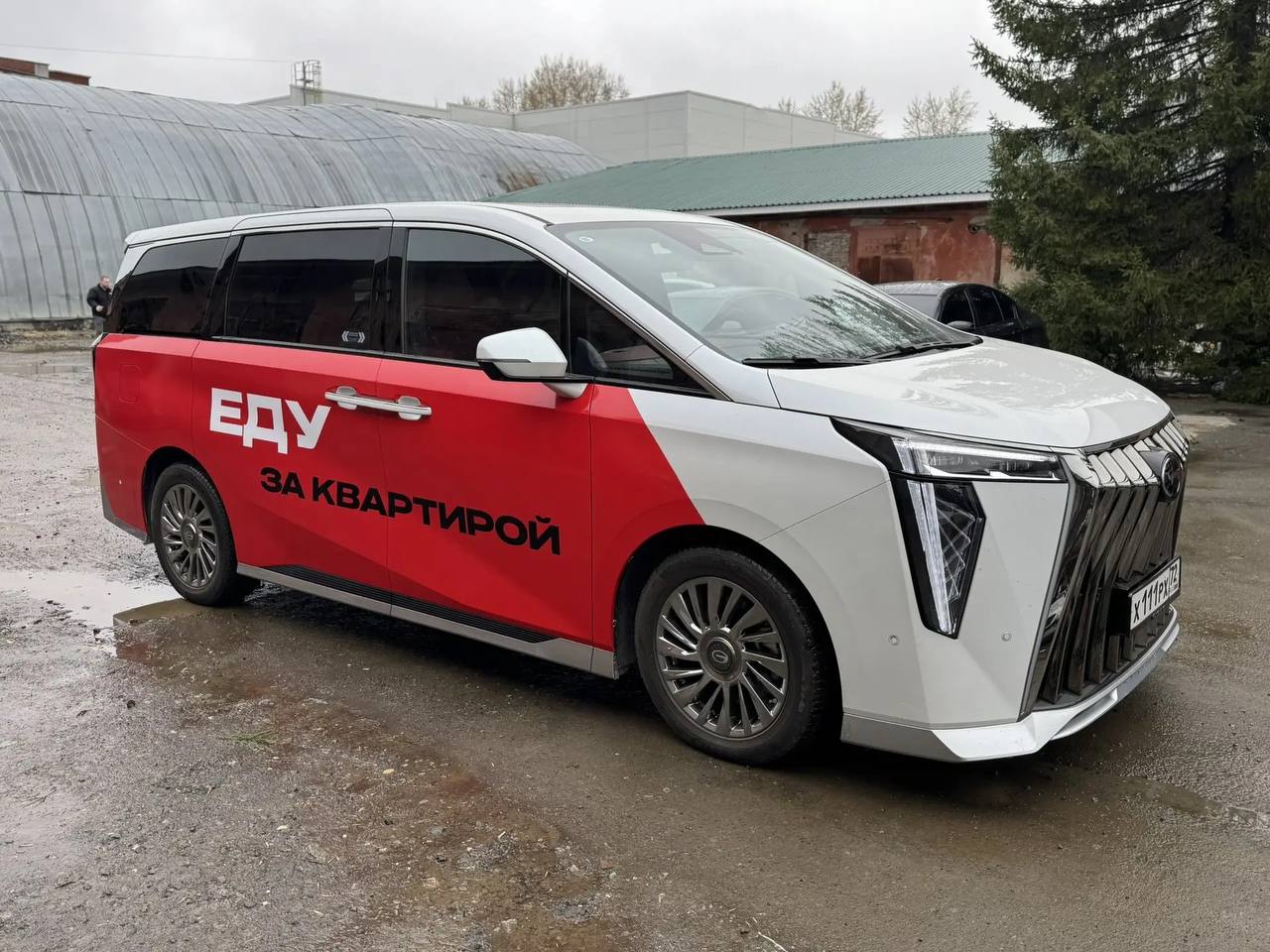 Правый борт «Паритетмобиля» с надписью «Еду за квартирой», вид спереди