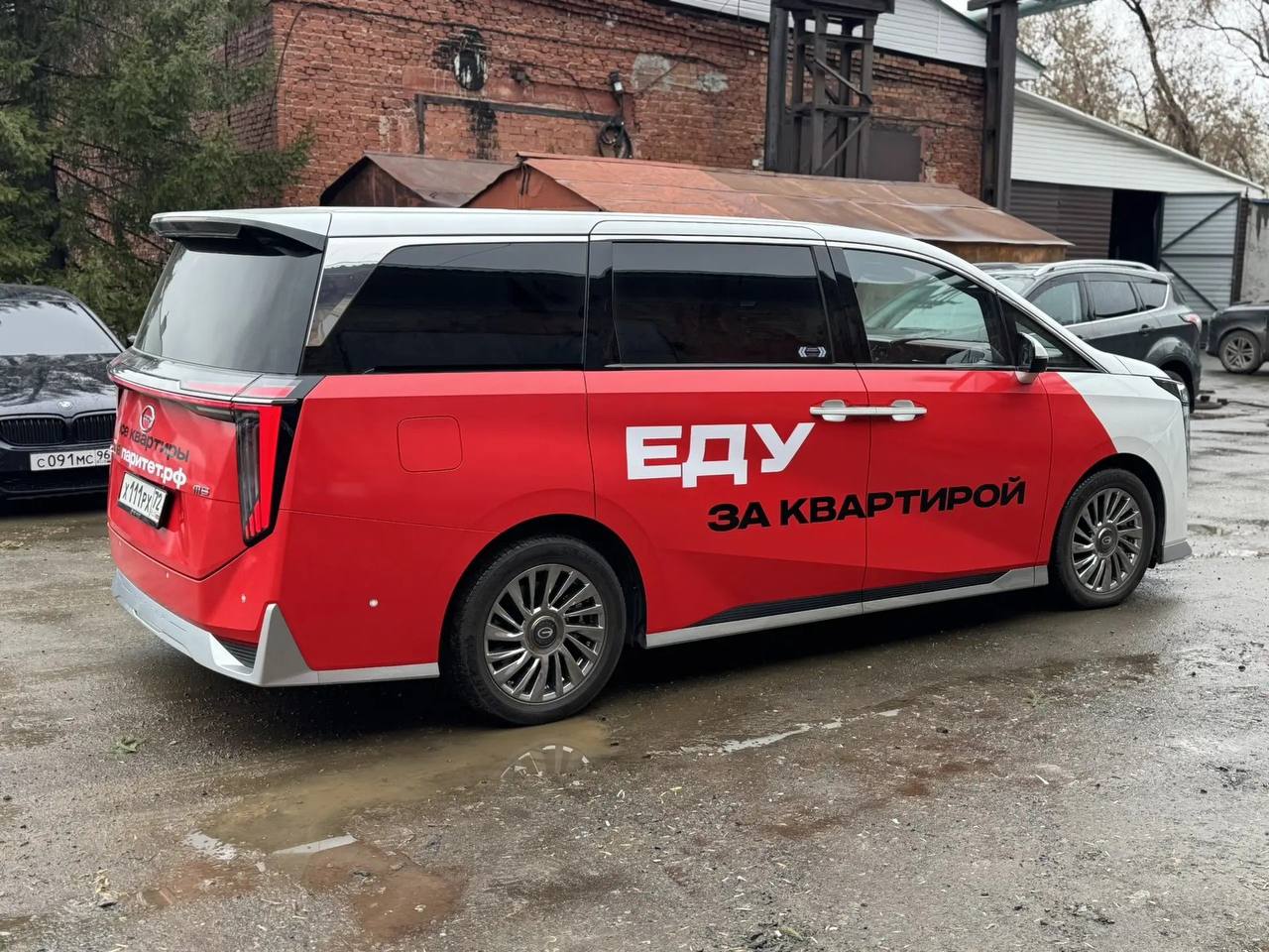 Правый борт «Паритетмобиля» с надписью «Еду за квартирой»