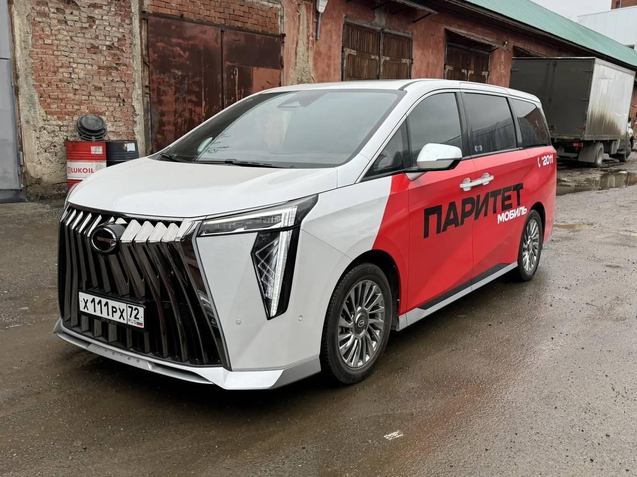 Брендированный автомобиль «Паритета», вид спереди слева