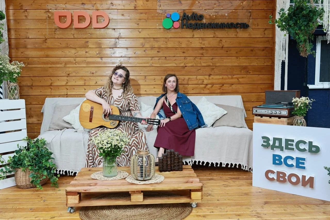 Выступление с гитарой в фотозоне фестиваля UDD